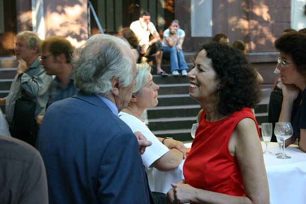 Bild 067.jpg - Prof. Caroline Y. Robertson-von Trotha im Gespräch mit Dr.-Ing. habil. Wolfgang Hendrichs, Lehrbeauftragter am ZAK